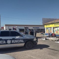 Hombre cae al instalar un anuncio y sufre fracturas, fue llevado a un hospital.
