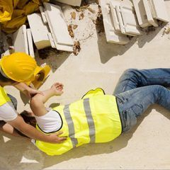 Persona lesionada tras caer de un andamio