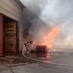 Incendio consume varios cajones para manzana y una camioneta