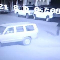 Le robaron su camioneta y él mismo la encontró afuera de un taller