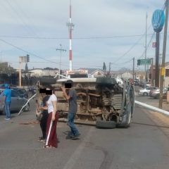 Choca contra un poste, luego se volca. Dos personas lesionadas