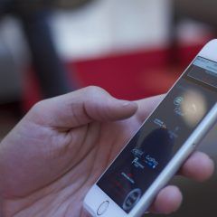 No presten su teléfono a desconocidos