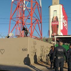 Auxilia policía municipal a una persona que pretendía arrojarse desde una antena