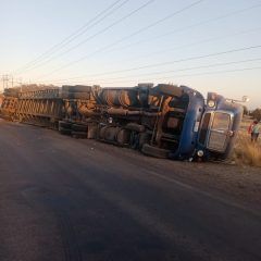 Volcadura de vehículo de carga en campos menonitas