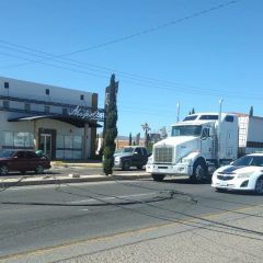 Tira con el tráiler y remolque cables y postes de CFE y Telmex, afectaciones por más de 2MDP