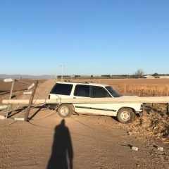 En un accidente vial un auto derriba poste de luz; conductor abandonó el vehículo