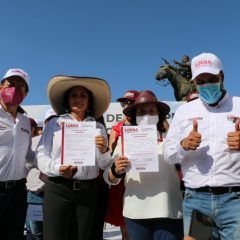 Firma Lupita Pérez acuerdo en representación de los 67 municipios de Chihuahua