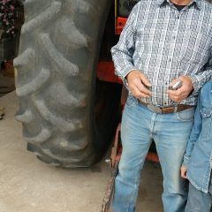 Apoya desarrollo rural a 54 campesinos con rehabilitación de tractores.