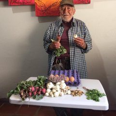 Logran primeras cosechas de alimentos abuelos del asilo