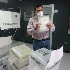 Emite su voto el candidato del PRI a la presidencia municipal, Francisco Sáenz Soto