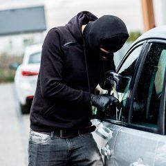 Le roban el vehículo estacionado en el centro cuando fue a comer.