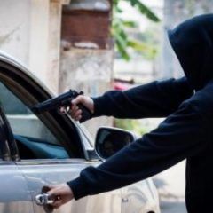 Reporte de robo de vehículo con violencia.