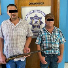 Detiene policía municipal a dos personas por portación ilegal de armas de fuego, ebriedad y alteración del orden publico.