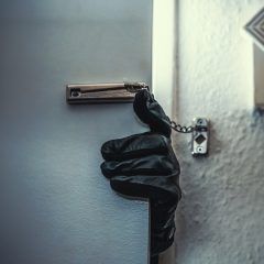Tuvo que salir por un mes, pero le vaciaron la casa 🏡