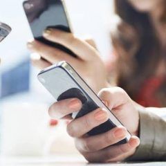 Advierte IMSS Chihuahua sobre lesiones en la mano debido al uso excesivo de teléfonos celulares.