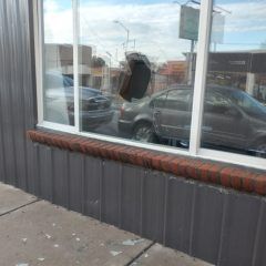 Reporte de daños. Vidrios rotos en restaurante y auto