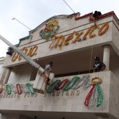 Viste presidencia municipal con adornos alusivos al mes patrio