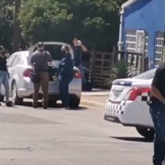 Localizan dos personas sin vida en el interior de la cajuela de auto abandonado.