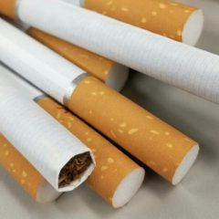 Le roban 30 paquetes de cigarros a Super El Torito