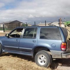 Aseguran camioneta abandonada con equipo táctico en el interior