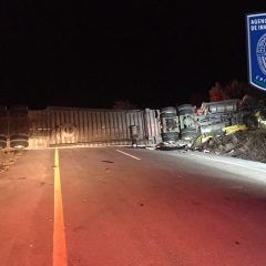 Muere chofer del tráiler volcado en carr a Chih.