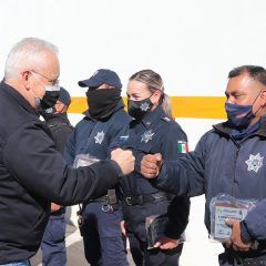 Entregan reconocimientos a policías con 20 años o más de servicio a la comunidadAlcalde les pide seguir esforzándose por preservar la tranquilidad de Cuauhtémoc