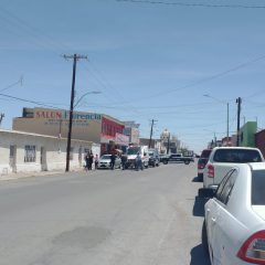 Mujer de 64 años muere de aparente paro cardio respiratorio cuando esperaba a su hija en el auto.