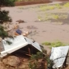 Autoridades estatales y municipales atienden a población tras fuerte lluvia San Juanito