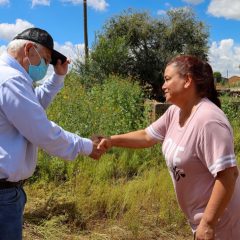 Alcalde de Cuauhtémoc recorre viviendas afectadas por lluvias en Lázaro Cárdenas
