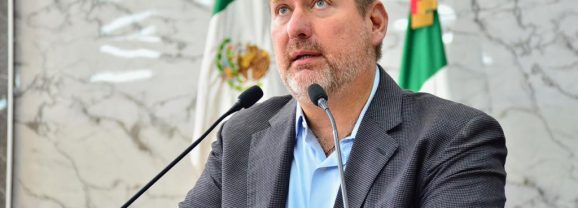 Olson continúa recorriendo las colonias de Chihuahua para gestionar y acercar los programas de Gobierno de Maru Campos y Marco Bonilla.