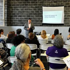 Capacitan a personal de centros comunitarios en Lengua de Señas Mexicana