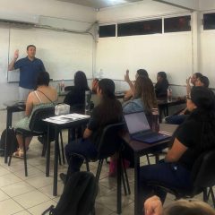 Llevan taller de Lengua de Señas Mexicana a estudiantes de la Escuela de Trabajo Social