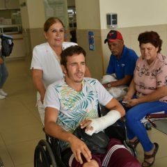 Recibe artesano juarense atención médica gratuita tras fractura en mano