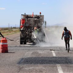 Repara Gobierno del Estado baches en la carretera federal Vía Corta a Parral