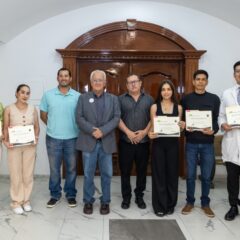 Beto Pérez reconoce a profesionales de la salud que prestaron su servicio social en centros comunitarios