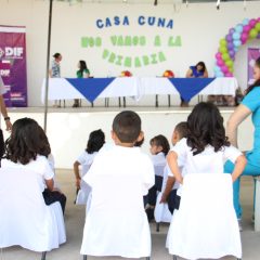 Reciben niñas y niños de la Casa Cuna del DIF Estatal diploma de graduación de preescolar