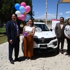 Entregan vehículo a ganadora del programa Generación de Excelencia