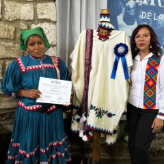  El reconocimiento a la “Excelencia” se entregó a Eloisa Juárez Cruz, con la mejor pieza del certamen con un traje completo de hombre elaborado en manta 