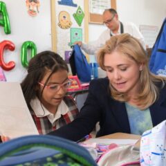 Comparte Maru Campos refrigerios en convivencia con estudiantes de la primaria Abraham González, de Ciudad Juárez