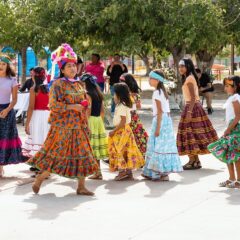 Fortalecen tradiciones y costumbres de 155 jóvenes indígenas migrantes.