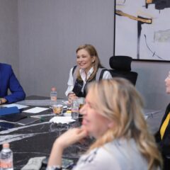 Recibe Maru Campos a empresarios del sector inmobiliario.