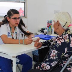 Recibirán familias de la colonia 11 de Febrero tarjetas, actas, descuentos, atenciones médicas y otros beneficios