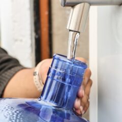 Benefician a más de 30 mil habitantes con acceso a agua potable gratuita gracias a plantas móviles de ultrafiltración.