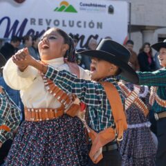 Realizan desfile por el 114° aniversario de la Revolución Mexicana, en Cuauhtémoc
