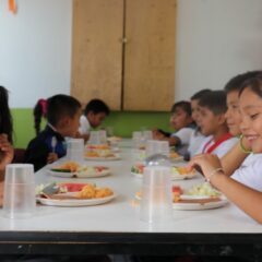Más de 5 mil estudiantes reciben diariamente desayunos calientes en comedores y módulos escolares.