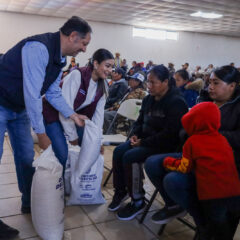 Reciben 900 familias de Guadalupe y Calvo paquetes de maíz y frijol para fortalecer su alimentación.