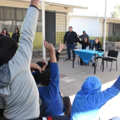 Entrega Alfredo Chávez apoyo para mejora de escuela primaria en la colonia Pavis Borunda.
