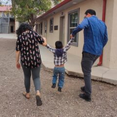 Cambia la vida de 34 niñas, niños y adolescentes al integrarse a familias de acogida y adoptivas.