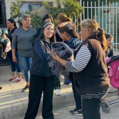 Entrega diputada Nancy Frías Cobijas para enfrentar el frío.