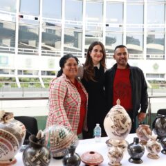 Del desierto chihuahuense al Senado de la República; Andrea Chávez inaugura la exposición “Manos de Barro”